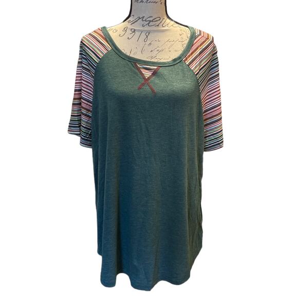 Bloomchic Short Sleeve Green Striped Shirt Size 18/20 - Picture 1 of 4